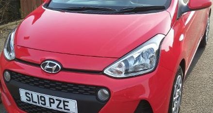 Driving school car displaying 'L' plates